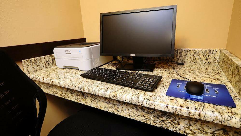 Holiday Inn Express - Delafield By Ihg Zewnętrze zdjęcie